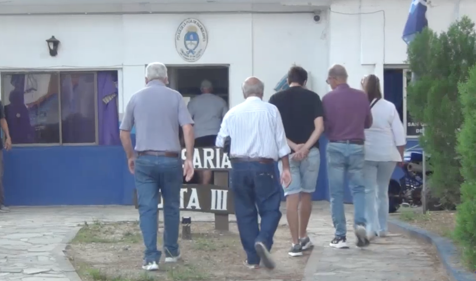 Manifestación de vecinos en la Comisaría de San Clemente del Tuyú por reiterados robos